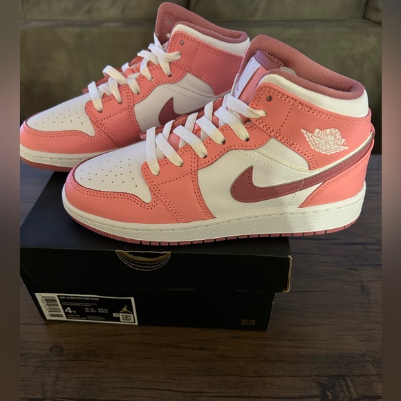Jordan 1 Mid Valentines 2023 - Picture 2 of 3